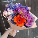 Букет «Яркий Поцелуй» из ирисов и хризантем