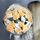 Букет «Теплые объятия» из гвоздик