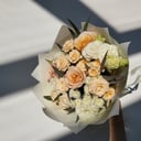 Букет «Бежевые оттенки цветов» из роз и эустом