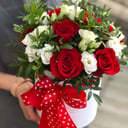 Шляпная коробка с цветами «Коробочка Красная шапочка» из роз и эустом