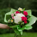 Свежесть из роз и альстромерий