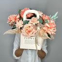 Персиковый шейк Цветы в коробке из гвоздик