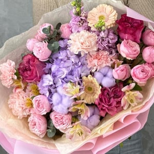 Шикарный букет из роз и гвоздик