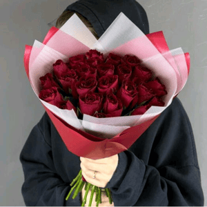 Монобукет из 25 кенийских роз в красной упаковке