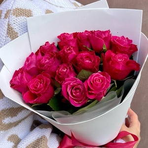 Букет «15 коралловых роз в светлом»