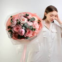 Нежный букет с пионами из роз