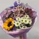 букет полевых цветов из альстромерий и хризантем