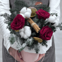 Новогодняя композиция с красными розами