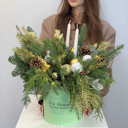 Шляпная коробка с цветами «Новогодняя композиция со свечами»