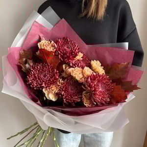 Осенний букет хризантемы и диантусы из гвоздик