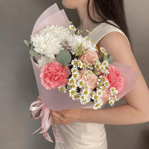 Букет с кустовой пионовидной розой