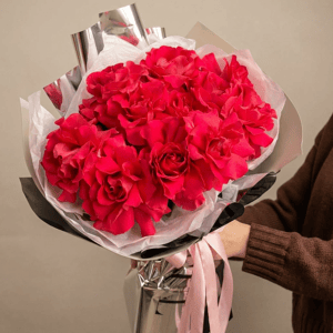 Букет «11 малиновых французских роз в упаковке»