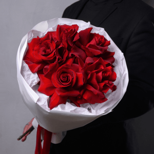 Букет из красных роз яркий М