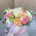 Шляпная коробка с цветами «Цветы в коробке Светлые мысли» из роз и гвоздик