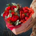 Подарочный набор «Клубника со сливками» из роз и ранункулюса