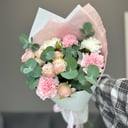 Букет «Кира» из гвоздик и роз