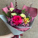 Букет Яркий день из гвоздик и гипсофил