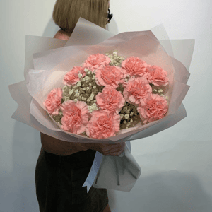 Букет «Галия» из гвоздик и гипсофил