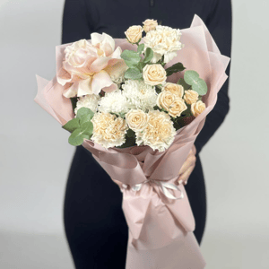 Букет «Ласковый рассвет» из роз и гвоздик