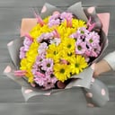 Яркий букет с хризантемами