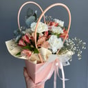 Коробка с цветами «Неженка» из гвоздик и альстромерий