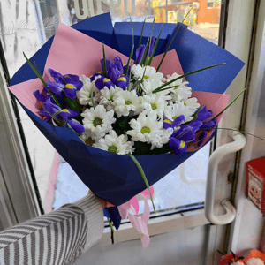 Ирисы в ромашках букет