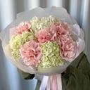 Букет с гортензией и французскими розами