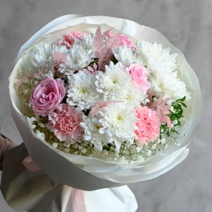 Нежный букет Облако мечты из роз и гвоздик