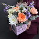 Коробка с цветами «Дом там, где мама» из роз и хризантем