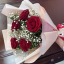 Букет «Гранатовый браслет» из роз и гипсофил