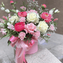 Шляпная коробка с цветами «Цветы в коробке Корал Сансет» из роз и эустом