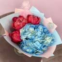 Букет «Коралловые пионы с гортензией»