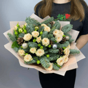 Зимний букет с елью и кустовыми розами