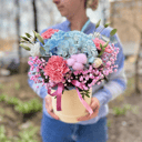 Шляпная коробка с цветами «Авторская коробка с голубой гортензией и диантусами»