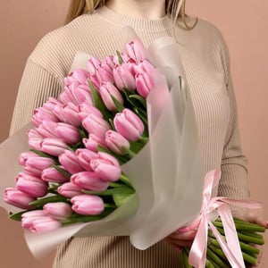 Яркий букет из розового тюльпана