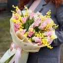 Букет из тюльпанов и мимозы