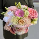 Шляпная коробка с цветами «Hatbox 16» из роз и эустом