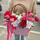 Коробка с цветами «Цветочная сумочка» из роз и хризантем