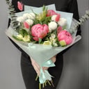 Букет «С пионами» из альстромерий и хризантем