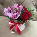 Шляпная коробка с розой и орхидеей