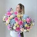 Летняя коробочка с цветами из роз и эустом