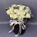 Шляпная коробка с цветами «Композиция из 9 веточек кустовой розы»