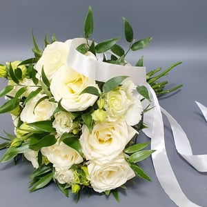 Букет невесты из роз и рускуса