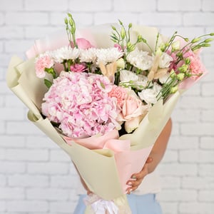 Букет с гортензией из эустом и хризантем