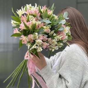 Букет Созвездие из 15 альстромерий