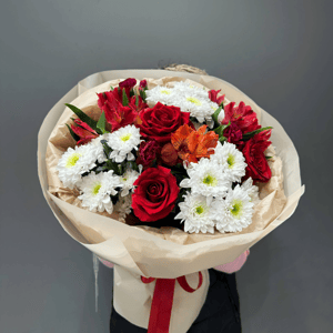 Букет из роз, кустовой хризантемы