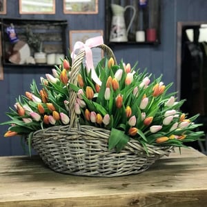 Корзина с цветами «Максимум эмоций» из тюльпанов