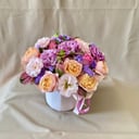 Шляпная коробка с цветами «Цветы в коробке из кустовых роз и эустом»