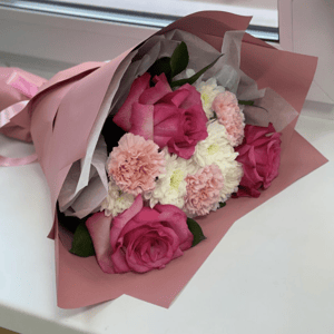 Букет «Сладкий шепот» из роз и гвоздик