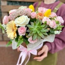 Шляпная коробка с цветами «Чистая лазурь» из роз и тюльпанов